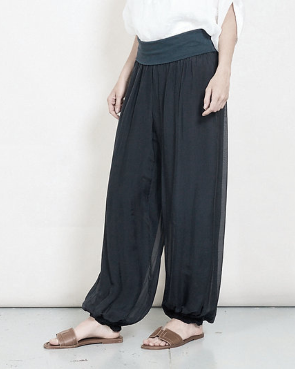 Silk  and viscose pant  - Gathered hem , Loose fit.  (Black)